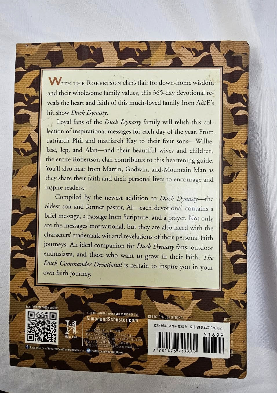 Back cover of The Duck Commander Devotional hardcover with summary and barcode.