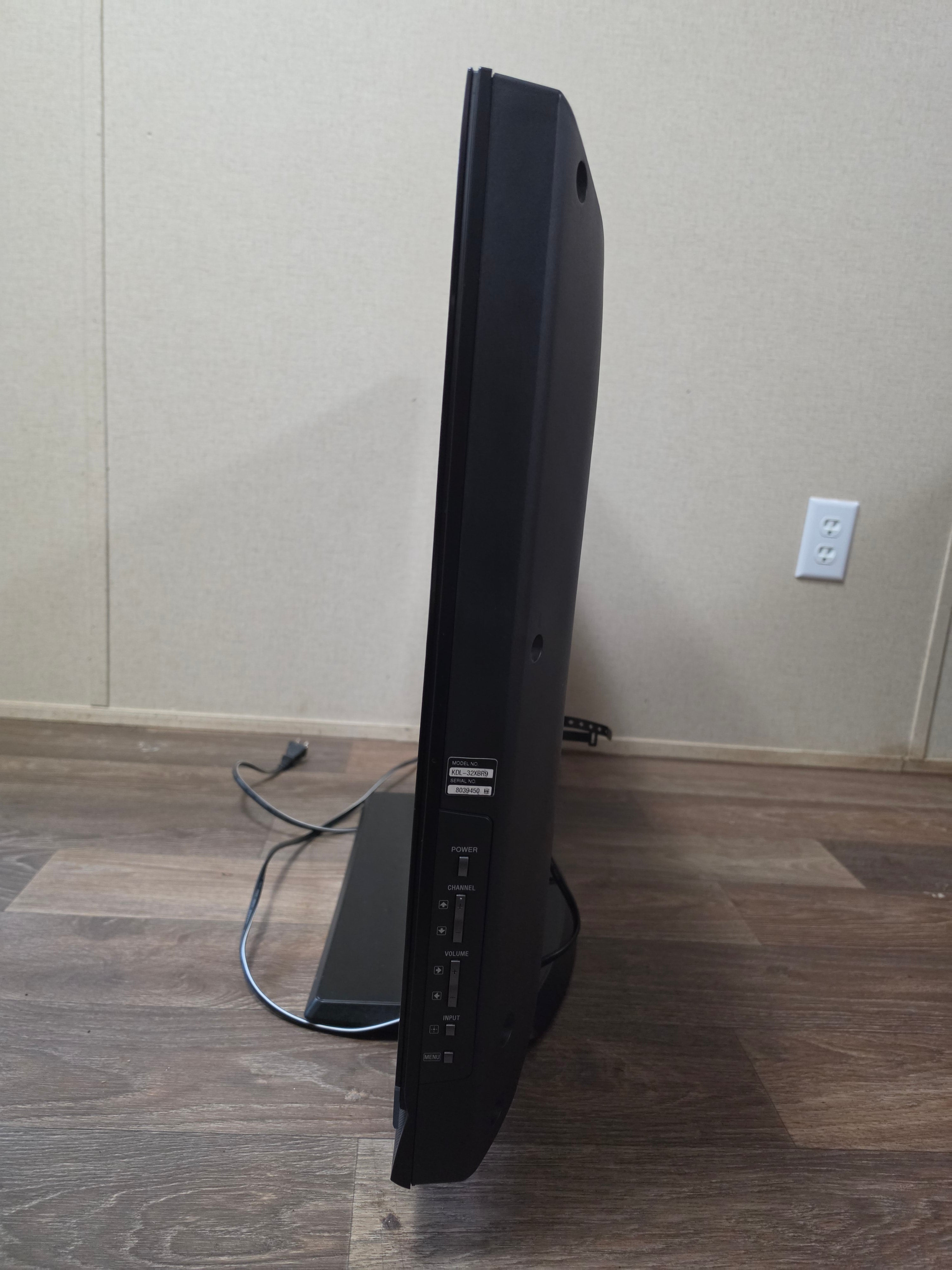 Side profile of the Sony Bravia 32-inch TV on its tabletop stand.