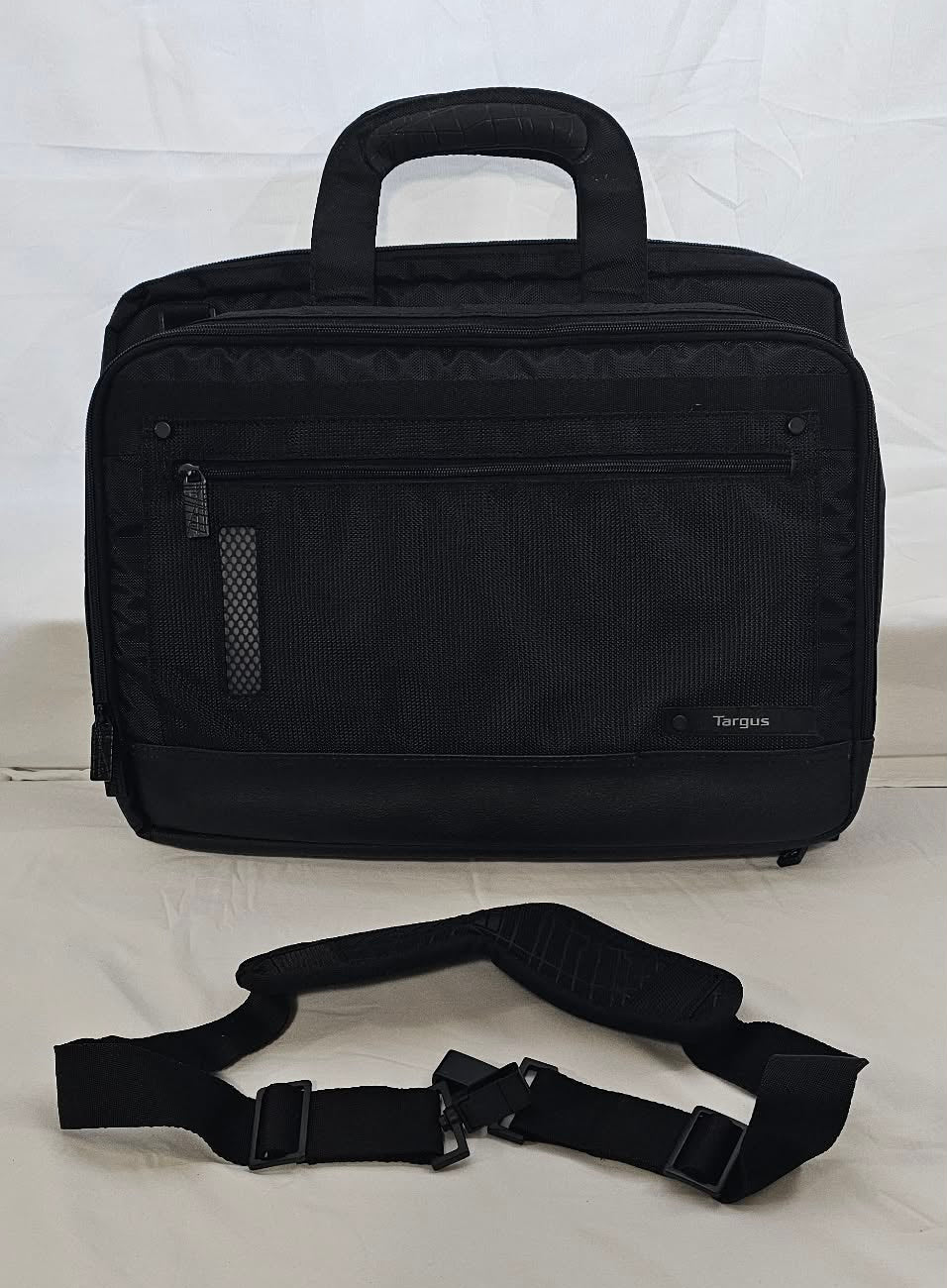 Front of the black Targus SafePORT laptop briefcase with detachable shoulder strap.